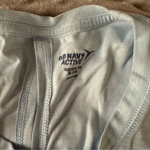 Old navy active top - Picture 3 of 3